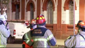 Derrumbe en casona del centro de Santiago movilizó a personal de Bomberos