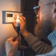 La compañía Enel anunció una serie de cortes de luz programados en sectores de 9 comunas de la Región Metropolitana para este viernes 16 de octubre. La medida responde a trabajos en la red eléctrica y podría extenderse por hasta siete horas.