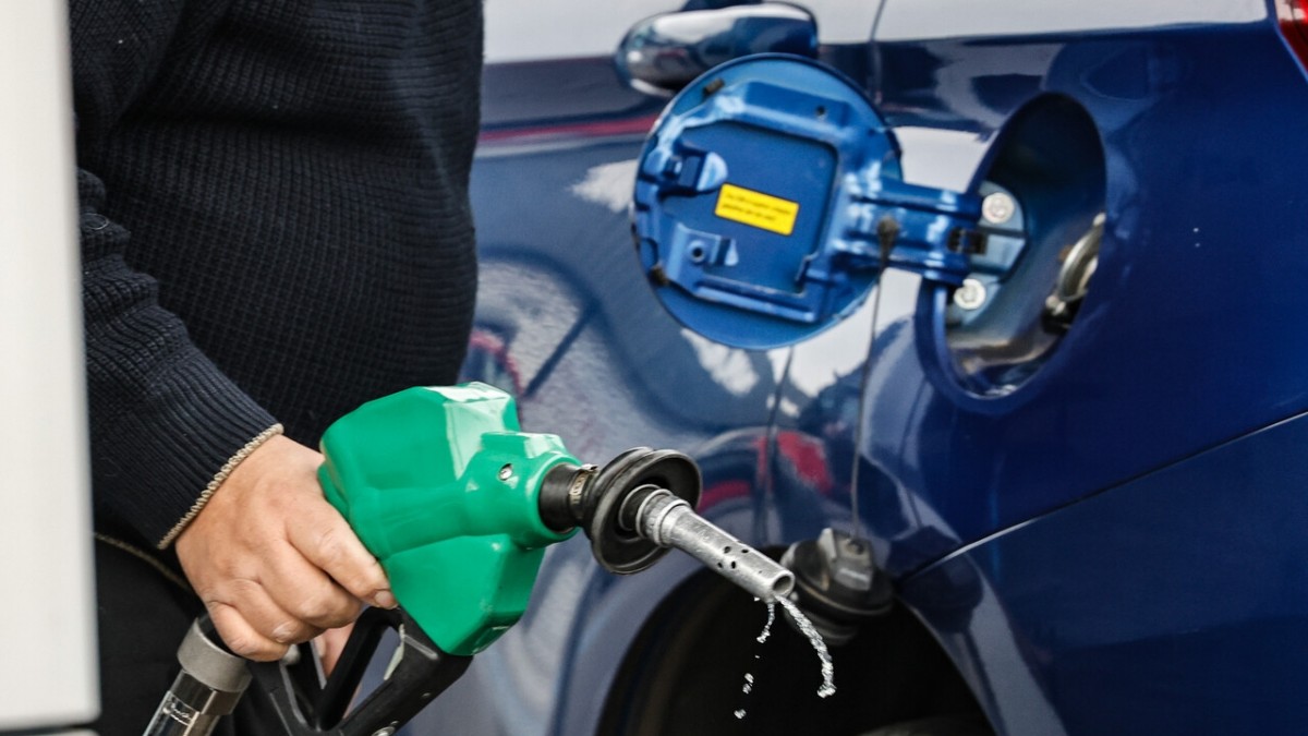 Proyectan nueva alza de combustibles: ¿Cuánto subiría la bencina y el diésel la próxima semana?