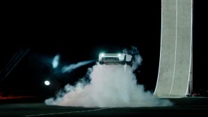 Tesla desafía la gravedad: Musk presenta un coche que vuela y acelera como un cohete
