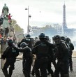 Emmanuel Macron llamó a la calma ante las protestas previstas en Francia, en medio de las movilizaciones de estudiantes, sindicatos y chalecos amarillos. En París, se prohibieron concentraciones en zonas estratégicas, incluidos los Campos Elíseos.