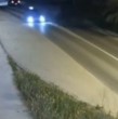 Durante la madrugada de este sábado en Villa Alemana, región de Valparaíso, un eucalipto de gran tamaño cayó sobre un taxi colectivo que iba en marcha en la intersección de Bernardo Leyton con Martín Rivas.