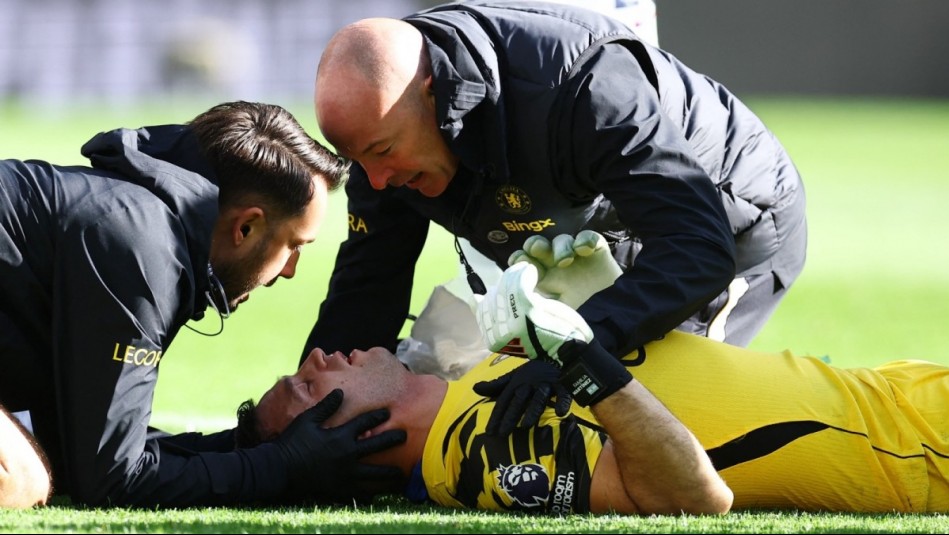 'Dibu' Martínez sufrió fuerte golpe y debió ser atendido 10 minutos en la cancha: 'Ahora está en el hospital para hacer exámenes'