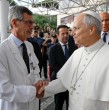 El Papa León XIV, convaleciente de una operación de cáncer de pulmón, abandonó este sábado el Hospital Universitario Gemelli de Roma y regresó al Vaticano, después de que los médicos lo consideraran apto para recibir el alta. ¡Detalles!