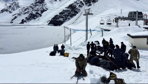 Armada despliega buzos especializados para la búsqueda del último desaparecido en avalancha
