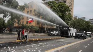 A siete años del estallido social: Carabineros dispersa marcha por el 18 de octubre en el centro de Santiago