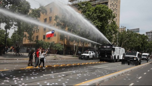 A siete años del estallido social: Carabineros dispersa marcha por el 18 de octubre en el centro de Santiago