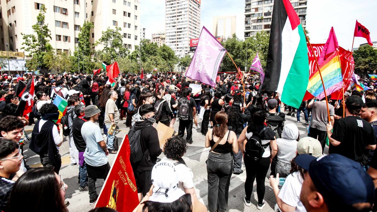 Aniversario del estallido social: Carabineros informa de 29 detenidos y casi 3 mil manifestantes en marcha por la Alameda