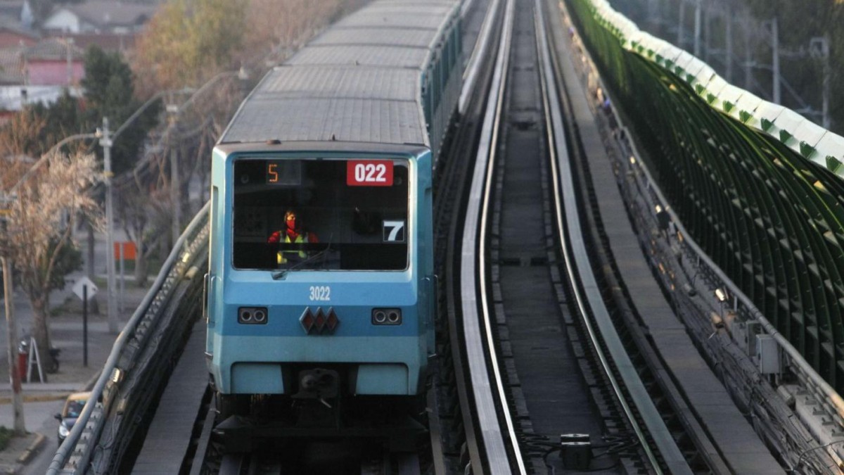 Metro de Santiago cierra tres estaciones de la Línea 1 en el centro de Santiago "por disturbios en el exterior"