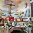 Un sacerdote murió el sábado luego de que una gran cruz de madera se desprendiera de la pared y cayera sobre él mientras celebraba una misa en Guayaquil, Ecuador.
