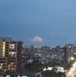 La tarde-noche de este domingo, diversas comunas de la Región Metropolitana han comenzado a registrar tormentas eléctricas, la primera parte del sistema frontal que se hará sentir con más fuerza en los próximos días. ¡Revisa el registro!