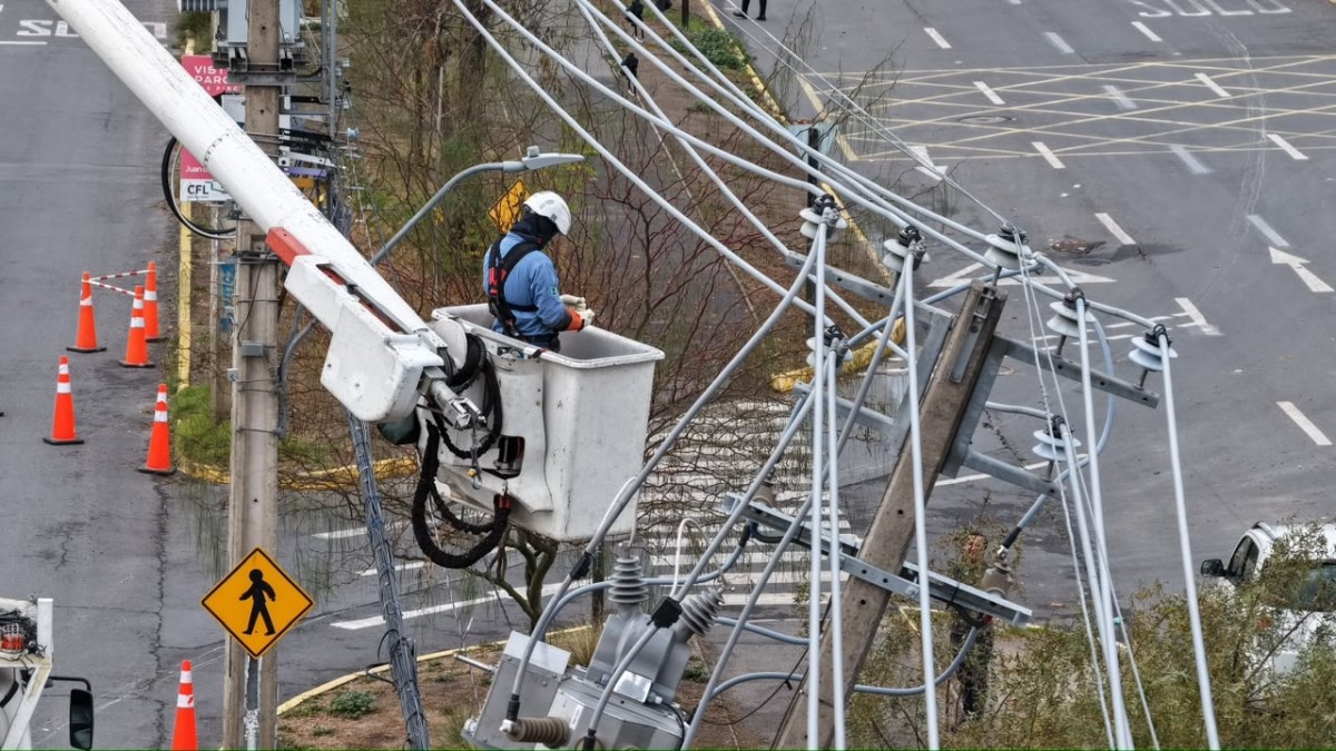 Santiago se prepara para la tormenta: Empresas eléctricas activan plan de contingencia ante eventuales cortes de luz