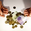Los pensionados que cumplan los requisitos podrán recibir el aguinaldo de Navidad junto con su pensión de diciembre. Revisa el monto base, cuánto se suma por cada carga familiar acreditada y quiénes pueden acceder al beneficio en 2026.
