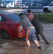 Varios automovilistas se han quedado atrapados esta noche en un anegamiento en el sector norte de Rancagua, región de O\\\'Higgins, en donde los mismos afectados se han unido para socorrer a los nuevos damnificados. ¡Detalles!