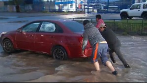 Solidaridad en la emergencia: Automovilistas atrapados en anegamiento en Rancagua socorren a los nuevos afectados