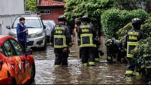 Bomberos de Ñuñoa realizan labores ante los efectos del sistema frontal que azota a la RM.