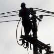 Tras el sistema frontal que afecta la zona central, cientos de hogares en todo el país están sin luz, a lo que podrían sumarse más durante la tarde, por ello te mostramos cómo revisar la hora de reposición del servicio según tu región o comuna.