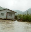 La crecida del río Mapocho mantiene en alerta a Talagante, donde autoridades realizan evacuaciones en un campamento. Advierten que el caudal seguirá aumentando y llaman a salir de la zona.