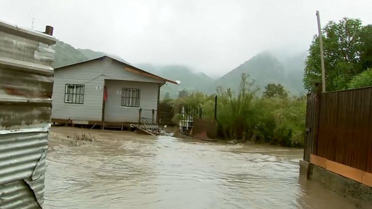 Delegada presidencial provincial pide evacuar por crecida de río en Talagante: "Lo importante es que lo hagan ahora"