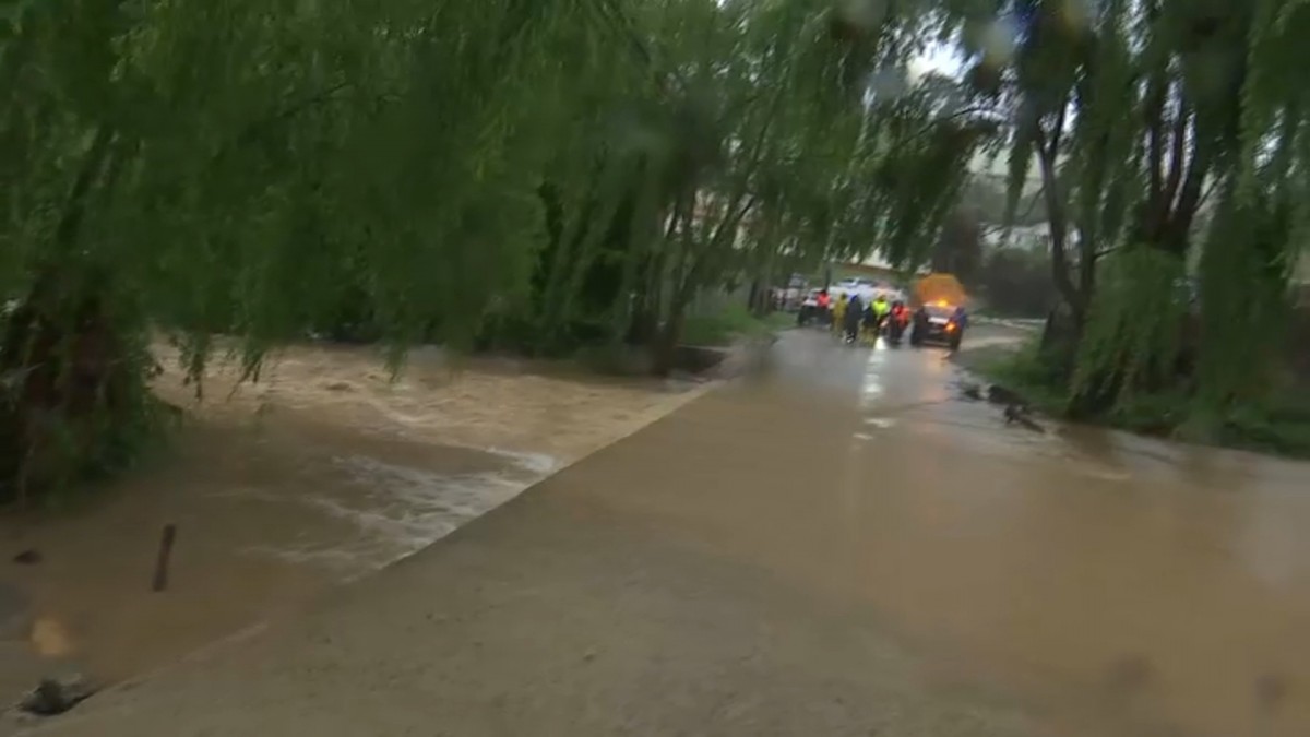 Inundaciones en Quilpué: Intensas lluvias provocan desborde de estero y cierre de calle en la comuna