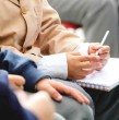 Pese al anuncio del Gobierno de reanudar las clases en las comunas de cinco regiones que no tuvieron actividades académicas este martes, varios municipios del país decidieron mantener la suspensión de clases para el miércoles. ¡Detalles!