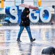 La Dirección Meteorológica de Chile emitió una alerta por precipitaciones moderadas a fuertes en un corto período de tiempo que afectarán a cinco regiones del país durante la tarde y noche de este martes 20 de octubre.