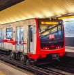 El sistema frontal que se registra este martes en la Región Metropolitana ya está dejando sus primeras afectaciones en el Metro de Santiago, sistema de transportes que anunció el cierre de una estación debido a la acumulación de agua. ¡Detalles!