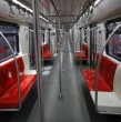 Metro de Santiago cierra dos estaciones de Línea 1 por emergencia médica. conoce cuáles son las estaciones cerradas y el estado de la red del tren subterráneo de la capital.