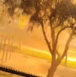 Un rayo impactó un poste eléctrico y provocó la explosión de un transformador durante la tormenta en La Pintana. Un experto explicó cómo protegerse ante las descargas eléctricas.