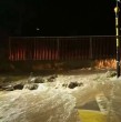 El desborde de la quebrada Nido de Águila mantiene en alerta a vecinos de Peñalolén. El agua baja por las calles y equipos municipales instalaron sacos de arena para evitar que llegue a las viviendas.