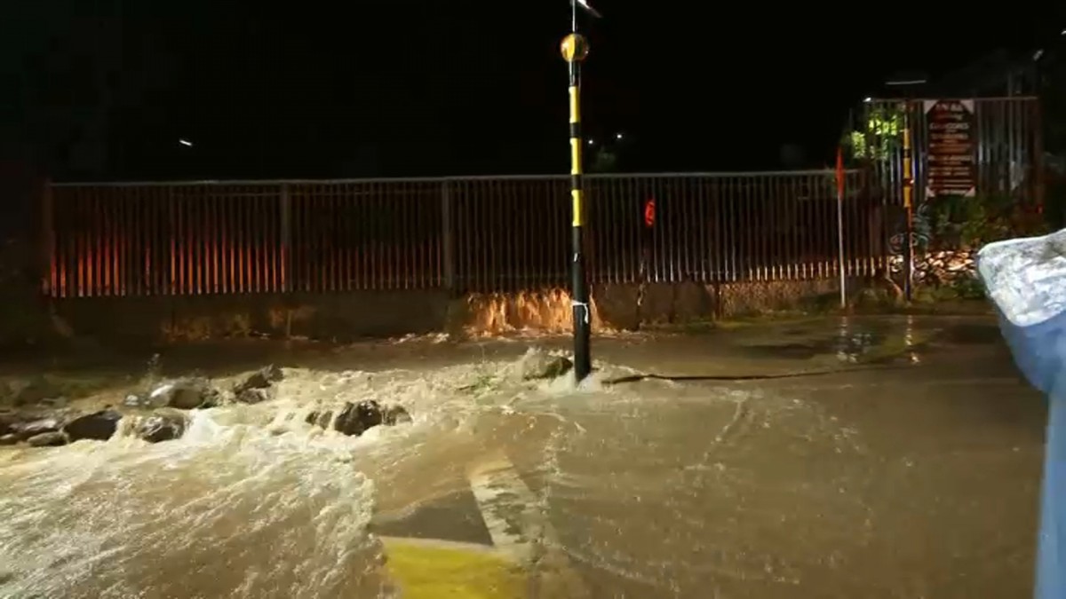 Desborde de quebrada en Peñalolén: Agua baja por las calles y amenaza viviendas