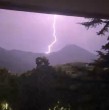 Intensas lluvias y tormentas eléctricas despertaron a los capitalinos durante la madrugada de este martes. Los truenos se escucharon con fuerza en distintas comunas de Santiago y el fenómeno podría repetirse durante la jornada.