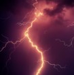 La Dirección Meteorológica de Chile (DMC) actualizó dos avisos de tormentas eléctricas que se podrían desarrollar por hasta tres días en sectores de 10 regiones. El fenómeno está asociado a la inestabilidad atmosférica que afecta al país. ¡Detalles!