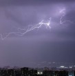 ¿Qué hacer durante una tormenta eléctrica? Revisa las recomendaciones para protegerte dentro y fuera de casa, dónde refugiarte si te sorprende en la calle y qué lugares debes evitar ante el riesgo de rayos.