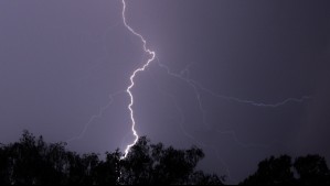 Incluida la Región Metropolitana: Meteorología actualiza 'aviso' de tormentas eléctricas para sectores de siete regiones del país