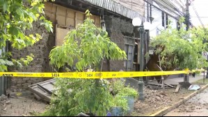 Sistema frontal provoca derrumbe de fachada de casona antigua en Providencia: seis personas vivían en el inmueble