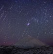 La lluvia de estrellas Oriónidas alcanzará su máxima actividad entre el 21 y el 22 de octubre. Revisa a qué hora observarla en Chile, dónde buscar cielos despejados y cómo influirán la Luna y las condiciones meteorológicas.