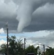 Una presunta nube embudo fue vista en Retiro, Región del Maule, durante la tarde de este miércoles. El alcalde compartió imágenes de una vivienda con daños, mientras se espera un reporte de Meteorología.