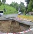 A casi tres meses de su aparición, el socavón ubicado en avenida El Dique con calle Centinela, en el acceso a Constitución, continúa sin una solución definitiva y preocupa a vecinos ante las intensas lluvias que afectan a la zona.