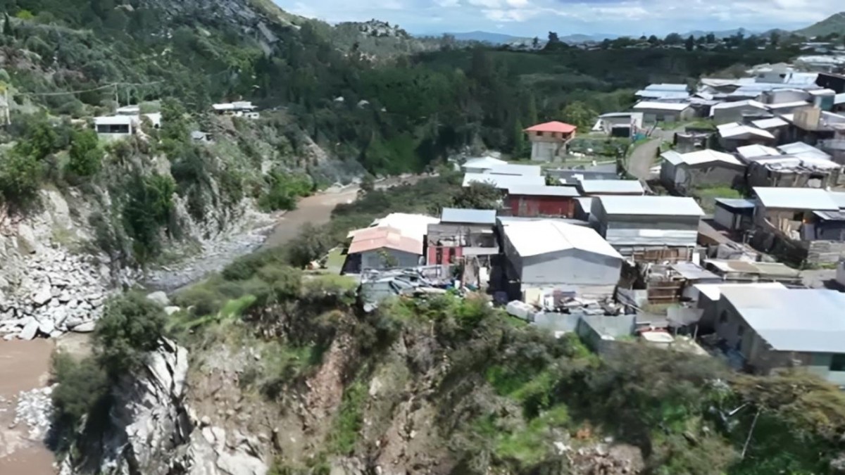 Toma Valle Hermoso: 40 casas están en riesgo de caer al río Maipo tras las lluvias
