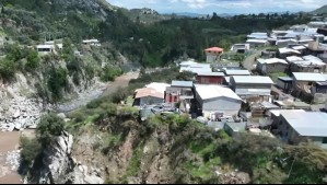 Toma Valle Hermoso: 40 casas en peligro de caer al río.