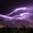 Ante el aumento de eventos climáticos con rayos y truenos, expertos explican los peligros cotidianos al estar en la calle, el auto o incluso dentro del hogar.