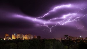 ¿Por qué no debes usar paraguas ni lavar platos durante una tormenta eléctrica? Los riesgos y recomendaciones de expertos