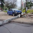 El accidente ocurrió en el sector de la rotonda Irene Frei y obligó a desviar el tránsito de avenida Vitacura al poniente. El procedimiento de seguridad se mantiene vigente.