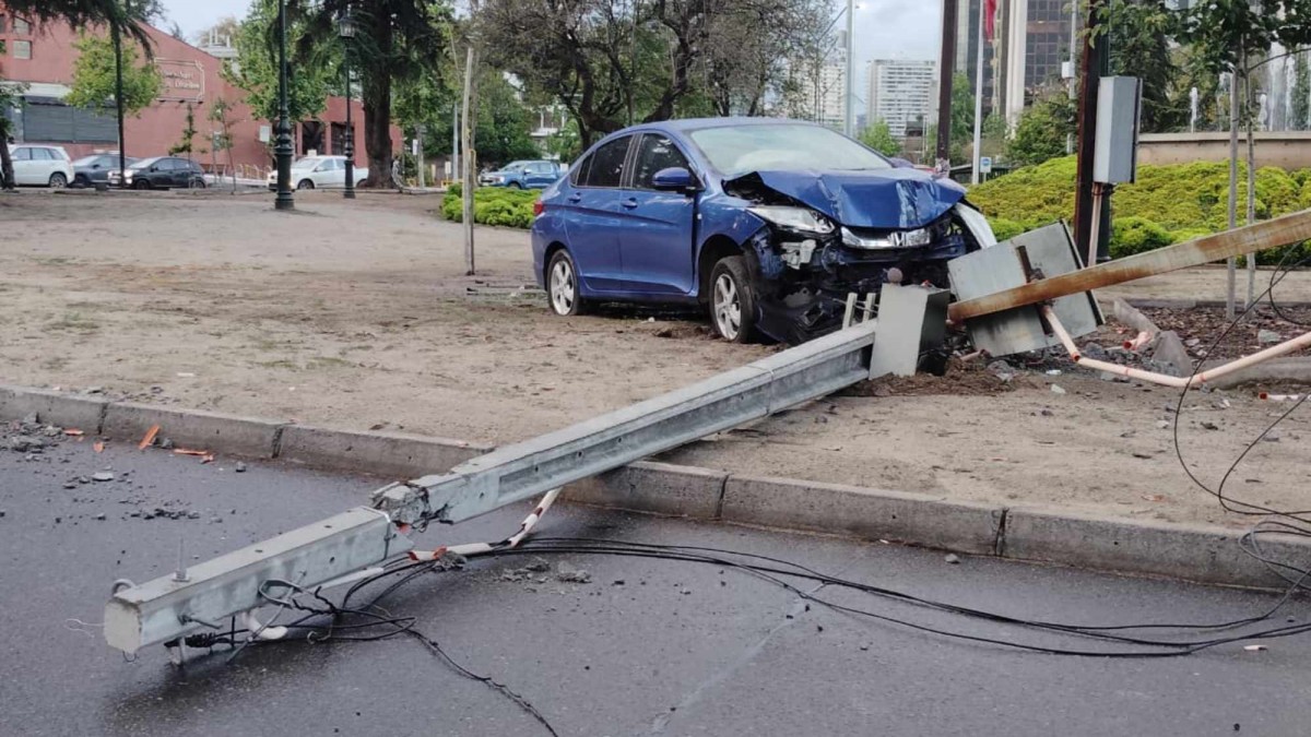 Carabinero de franco protagonizó accidente en Vitacura: Derribó poste y provocó caída del tendido eléctrico