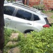 Un automóvil cayó en un socavón al interior del jardín de una casa particular en la comuna de El Bosque. Equipos municipales llegaron hasta el lugar para colaborar en las labores de retiro del vehículo.
