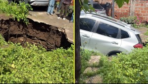 Auto cae en socavón al interior de una casa en El Bosque: Municipio ayuda a retirar el vehículo