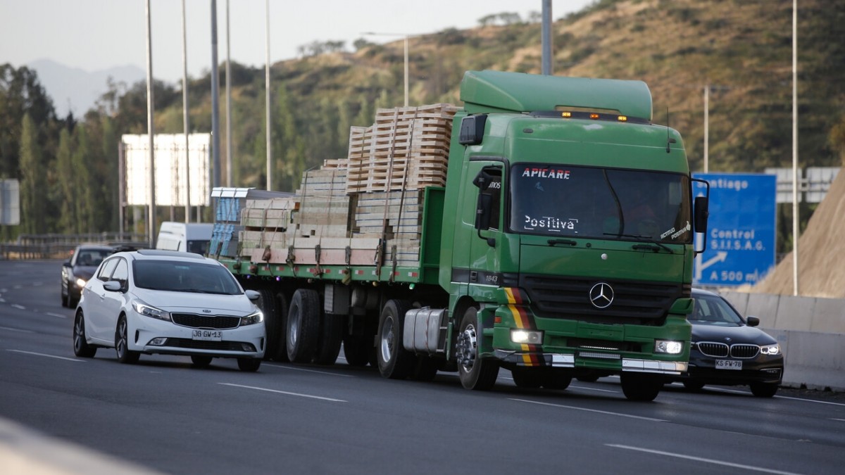 Camioneros descartan paro tras alza del diésel mientras Fenabus se declara en "estado de alerta"