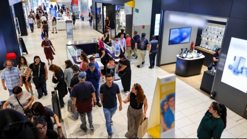 Personas realizan compras en un centro comercial chileno.