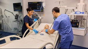La nueva forma de entrenar a médicos en Chile que busca reducir errores y mejorar la seguridad de los pacientes